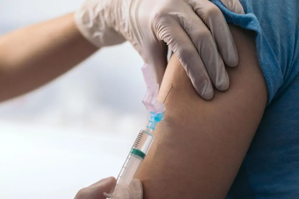 Cum te pregătești corect pentru vaccinul antigripal: hidratare și alimentație