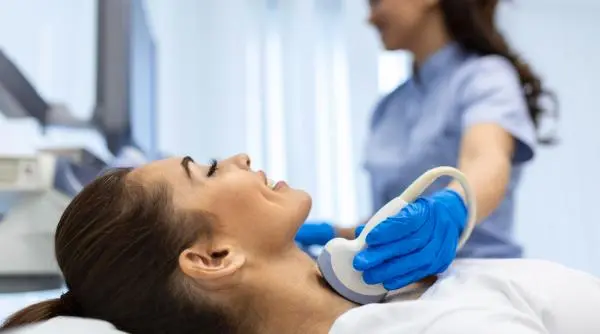 Tiroida și hormonii: semnele care arată că glanda îți perturbă echilibrul